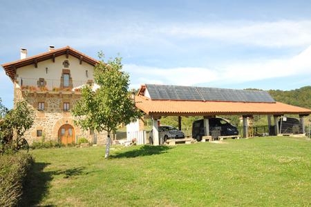 Casa rural en pleno corazón de la Ultzama, con una instalación solar térmica que le aporta el 50% del consumo anual de agua caliente y calefacción. Comenta uno de los propietarios: 