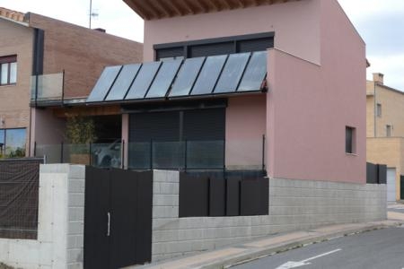 Vivienda particular que apostó por el diseño bioclimático; una instalación solar térmica que aporta el 50% del reducido consumo de agua caliente y calefacción de la vivienda. La domótica le permite ver y controlar la vivienda desde cualquier sitio con una conexión a Internet.