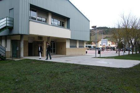 El colegio publico de Zubiri cambió la caldera de gasoil por una de biomasa obteniendo un ahorro del 70% del consumo anual de agua caliente y calefacción.