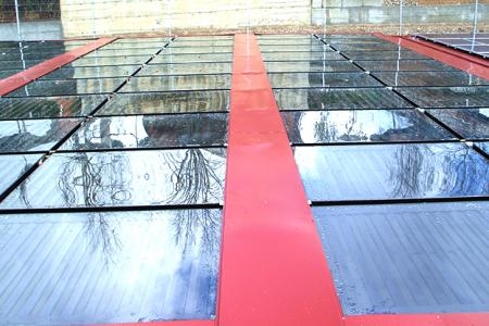 Empresa alimentaria de embutidos, tienen una instalación solar térmica para el proceso industrial, el agua caliente sanitaria, el precalentamiento de vapor de agua para limpieza, para un hervir productos y calefacción de unas viviendas.