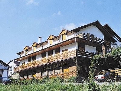 En la zona Norte de Navarra, en un lugar con encanto, el Hostal Salazar tiene una instalación solar térmica para el agua caliente sanitaria y para el calentamiento de un jacuzzi al aire libre.