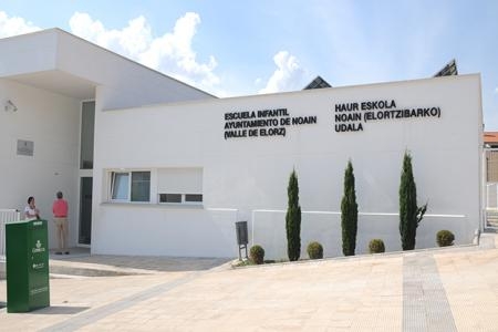 Es la primera escuela infantil emisiones 0. Funciona con dos calderas de biomasa de 35kw, una instalación solar térmica para agua caliente y calefacción, una conexión a red fotovoltaica para compensar el consumo eléctrico.