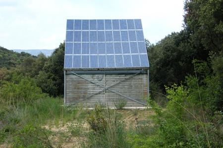 En la Vía Verde del ferrocarril Vasco-Navarro, al paso por la población de Acedo, hay un túnel de 2 km iluminado con energía solar fotovoltaica. De este modo, gracias a una energía limpia y renovable, todos los que quieran disfrutar de esta vía, ya sea a pie o en bicibleta, puedan atravesar el túnel con total tranquilidad.