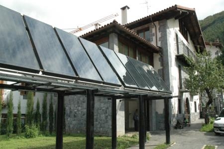 En el noroeste navarro, en un ensanchamiento del valle de Leitzaran, atravesada por la vía verde del Plazaola y rodeada de montañas se extiende la población de Leitza, esta villa formada por barrios que abrazan diversos caseríos diseminados.   