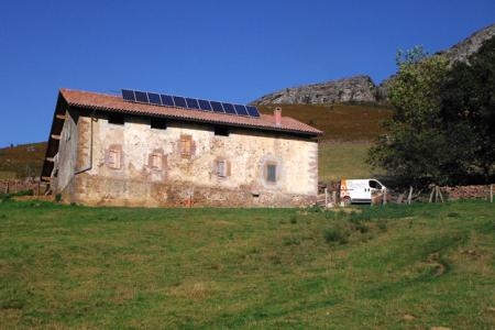 Instalación fotovoltaica para suministrar energía a una vivienda de ocio y para ofrecer alojamiento, refugio y avituallamiento a los peregrinos y montañeros que pasean por esta zona. Etxalar, villa enmarcada entre montañas y