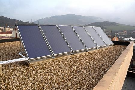Instalación solar térmica en bloque de viviendas en Huarte