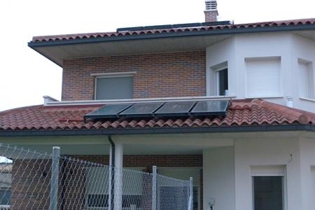Caldera de pellet y solar térmica en vivienda particular en Carcastillo