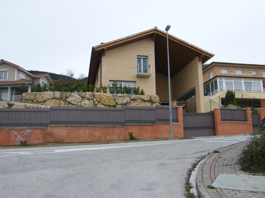 Instalación de caldera de biomasa, solar térmica y suelo radiante en vivienda particular en Artica