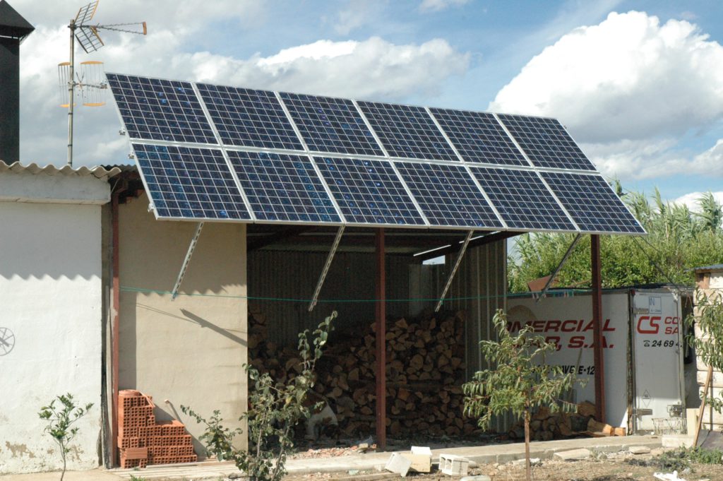Instalación de solar fotovoltaica aislada en vivienda particular en Larraga