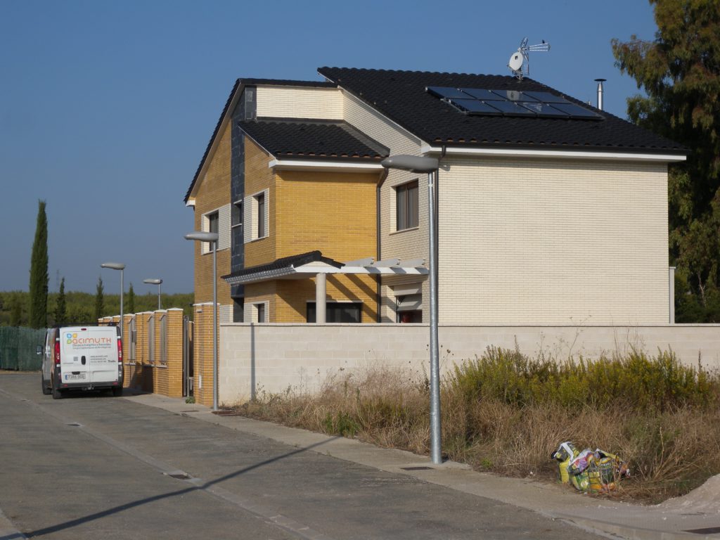 Instalación de caldera de biomasa y energía solar térmica en vivienda particular en Olite