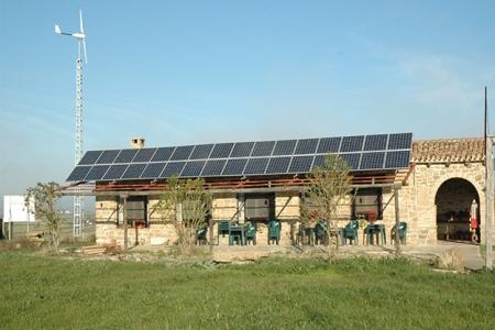 Energía solar fotovoltaica y energía eólica en el Restaurante Laguna de Pitillas