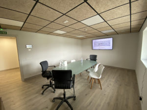 Sala de reuniones en Aislanat, pantalla de control
