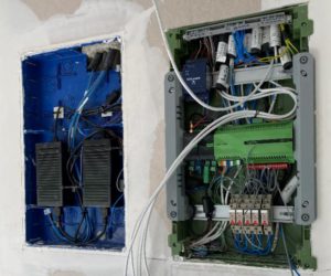 Cuadro eléctrico de la casa con miniserver de Loxone en Ororbia