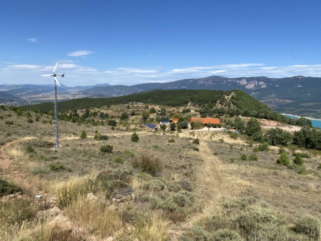 Vista general panorámica de witryh con molino y paneles fotovoltaicos