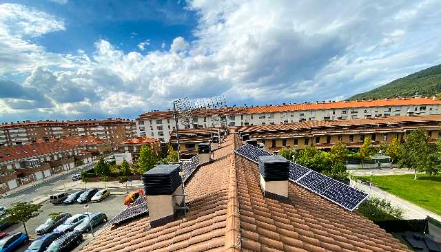 Tejado con paneles solares de dos instalaciones de acimuth