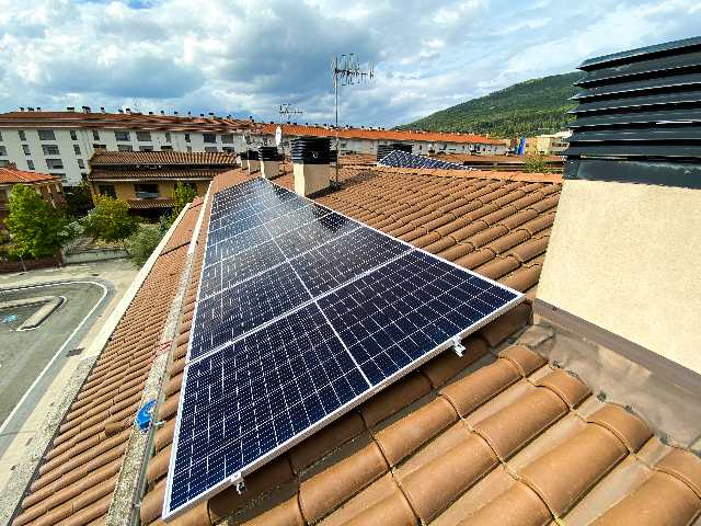 Vista del tejado con paneles fotovoltaicos para el autoconsumo