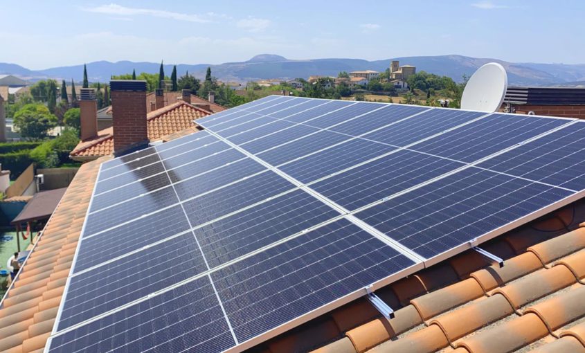 Detalle de paneles solares en tejado en Orcoyen