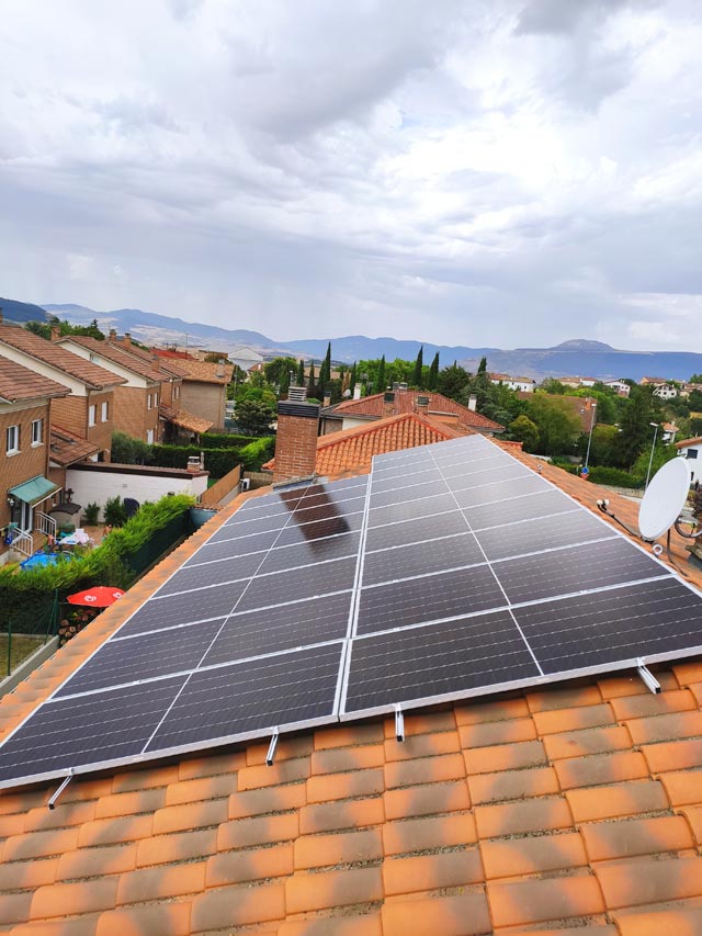 Vista lateral de paneles solares en tejado y alrrededores