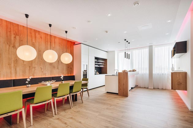 Cocina y comedor con iluminación por domótica