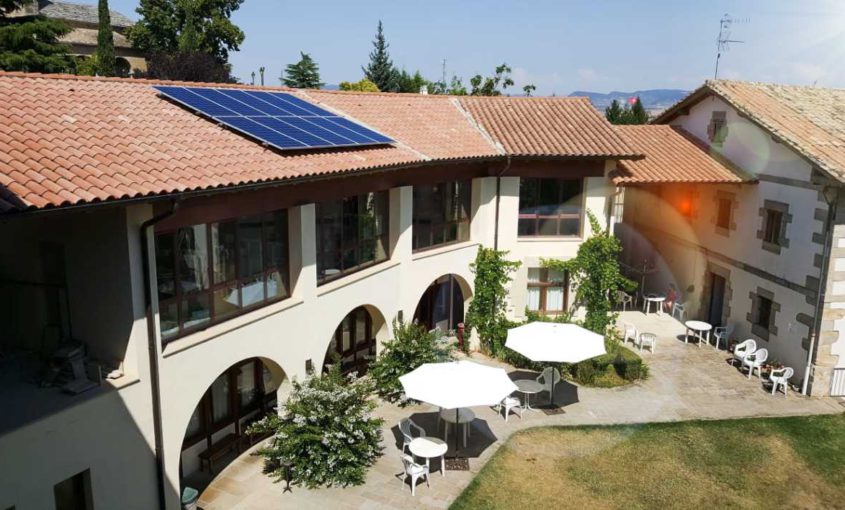 Paneles solares en tejado de albergue