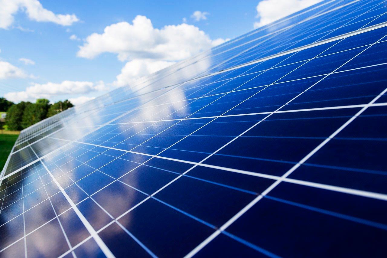 Paneles fotovoltaicos con cielo y paisaje