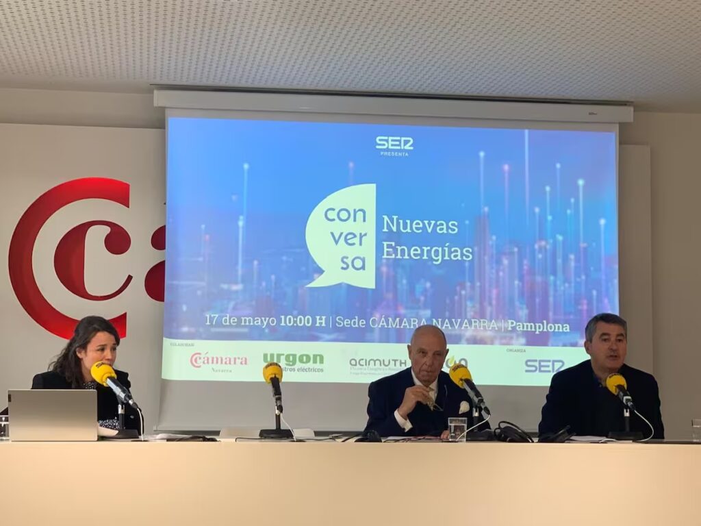 CadenaSER Conversa en la Cámara Navarra explorando la transición energética y la descarbonización industrial. Expertos debatieron sobre movilidad eléctrica, combustibles sintéticos, comunidades energéticas y los desafíos empresariales, destacando innovaciones y estrategias para un futuro sostenible y equitativo en el uso de energías renovables.